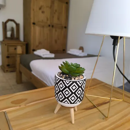 Pine's - Cozy With Free Bottle Of Wine, Private Wifi, Free Parking